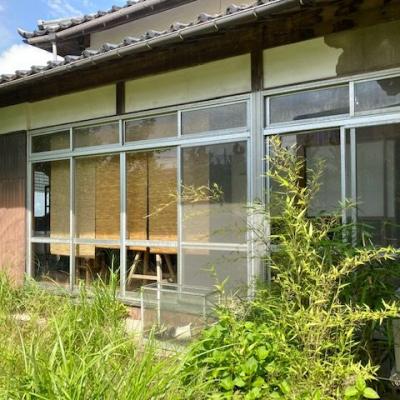 Kominka Engawa Exterior Overgrown Garden